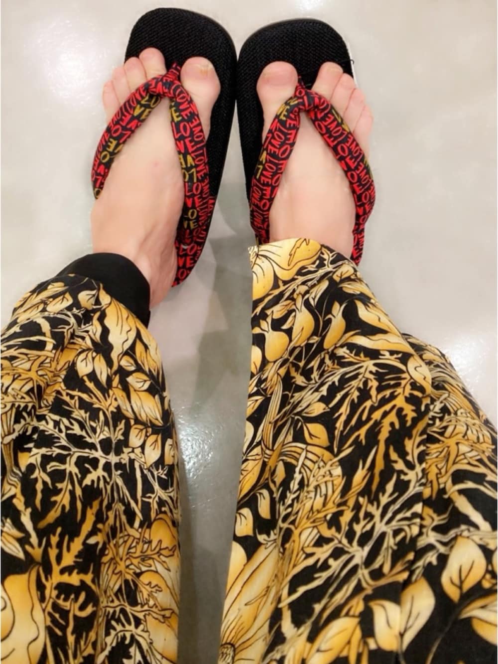 レッド系のその他シューズ、その他のその他、その他のその他を着用したメンズの夏コーディネートの4枚目の写真