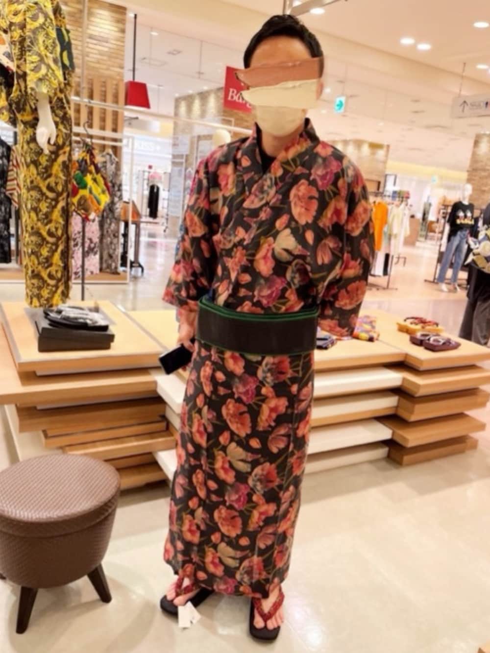 レッド系のその他シューズ、その他のその他、その他のその他を着用したメンズの夏コーディネートの2枚目の写真