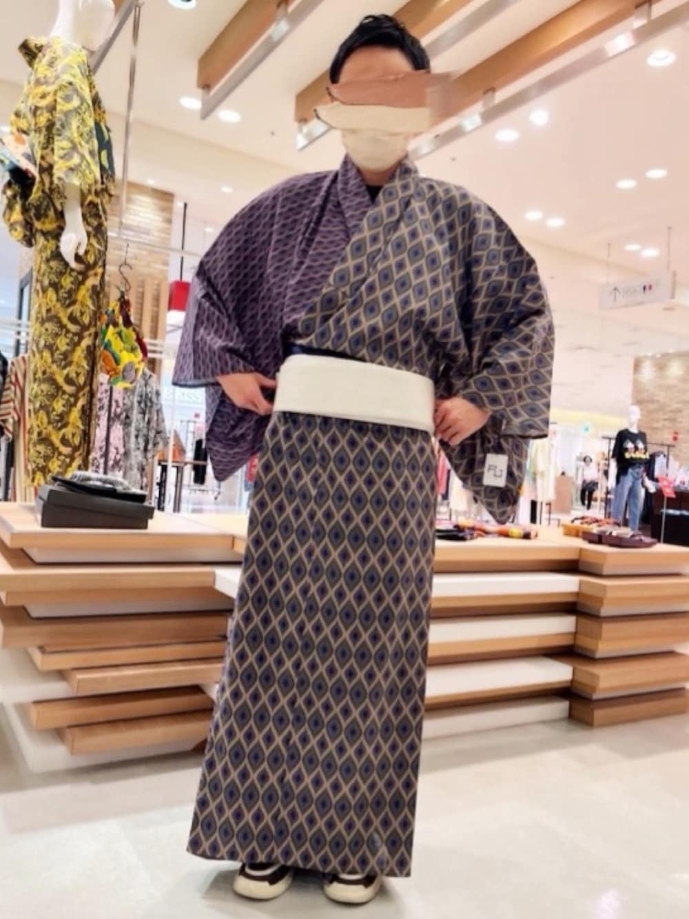 レッド系のその他シューズ、その他のその他、その他のその他を着用したメンズの夏コーディネートの3枚目の写真