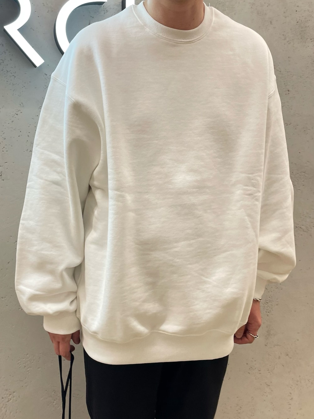 ホワイト系のスニーカー、ブルー系のその他パンツ、ホワイト系のスウェットを着用したメンズの冬コーディネートの3枚目の写真