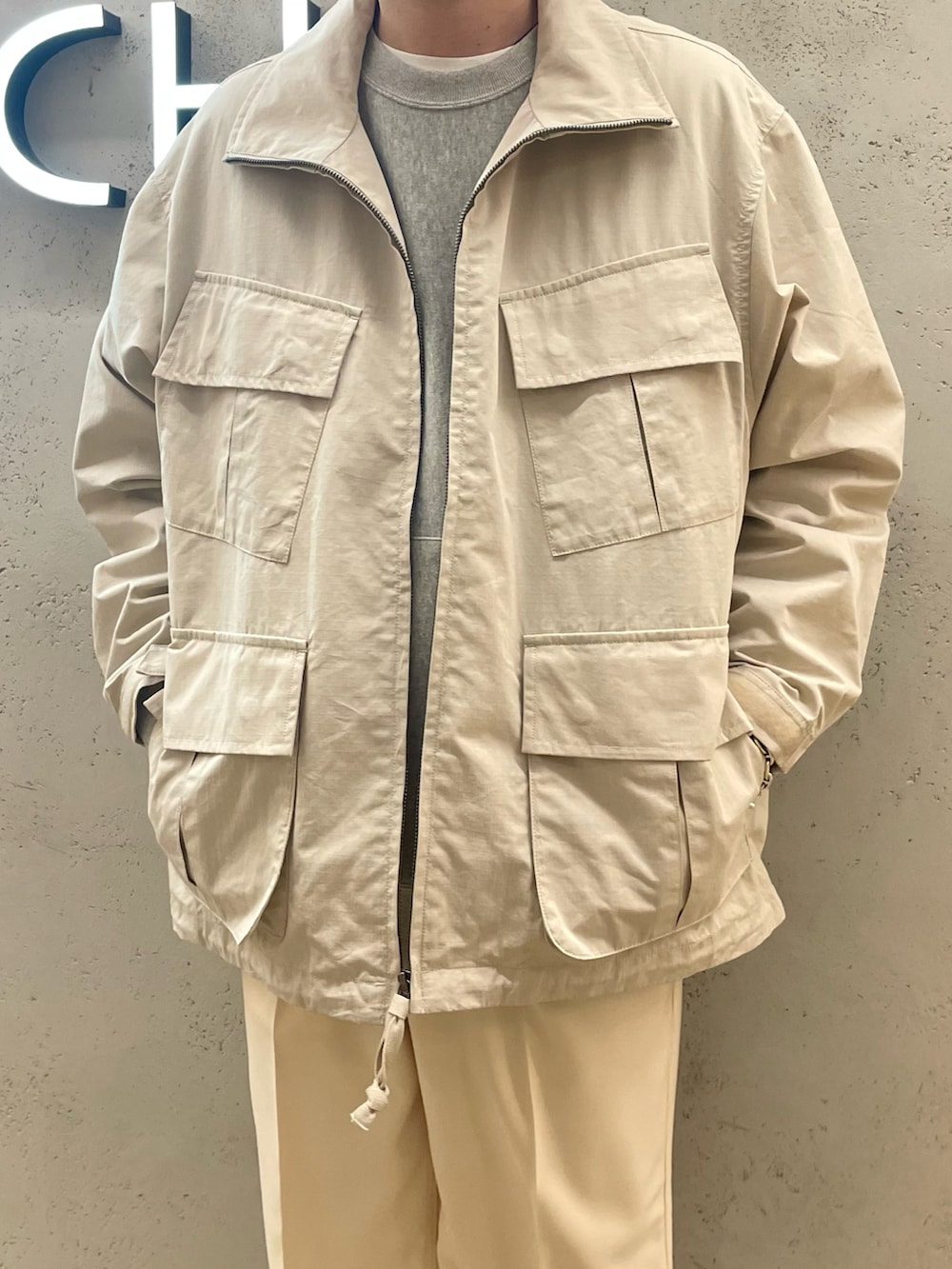 グレー系のスニーカー、ホワイト系のその他パンツ、グレー系のスウェットを着用したメンズの冬コーディネートの2枚目の写真