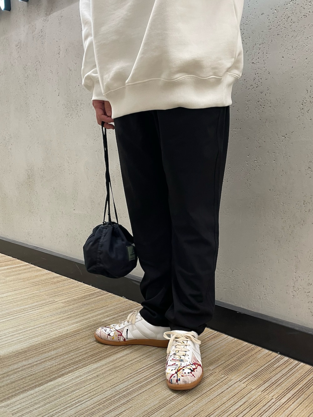 ホワイト系のスニーカー、ブルー系のその他パンツ、ホワイト系のスウェットを着用したメンズの冬コーディネートの2枚目の写真