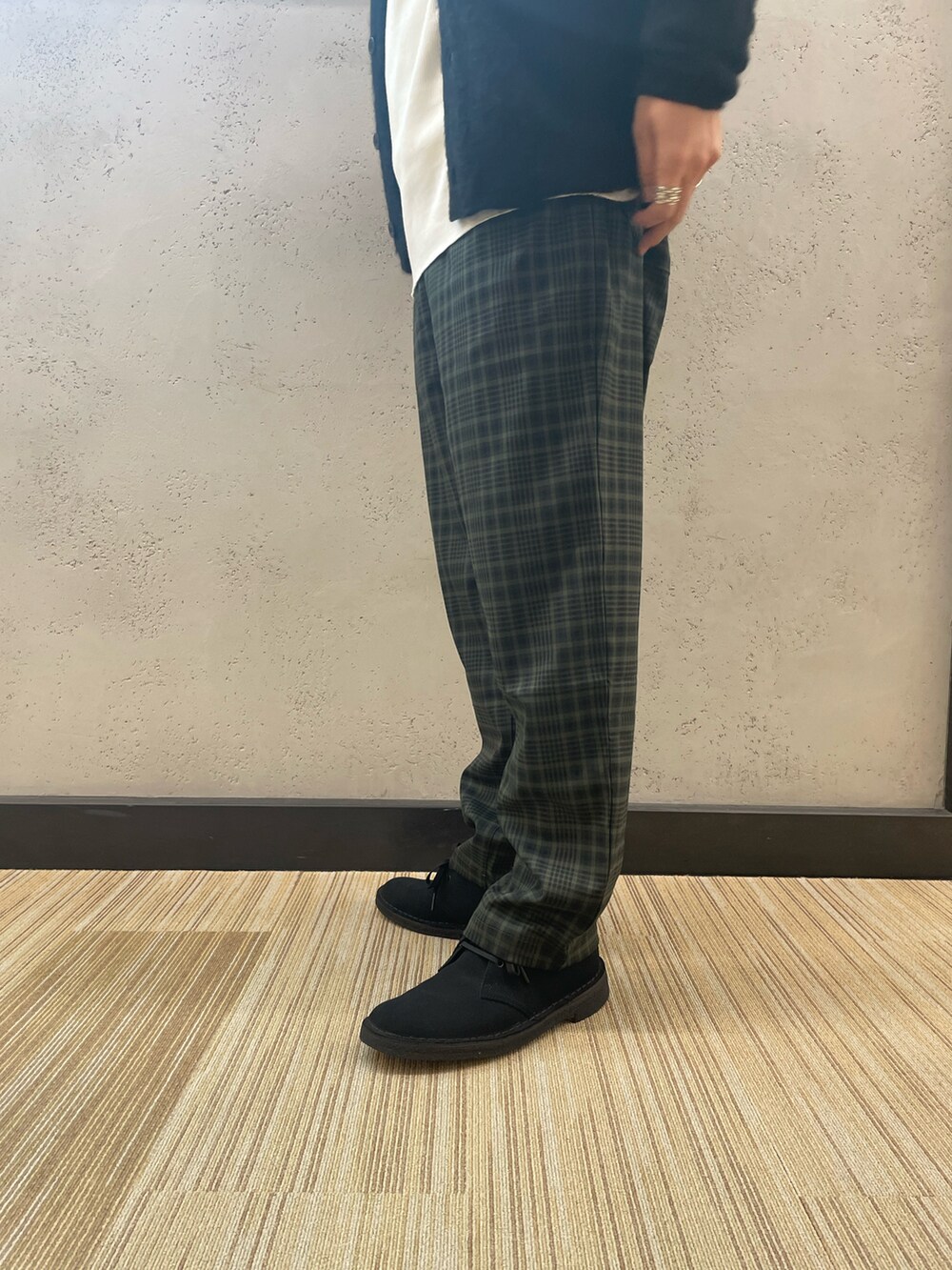 ブラック系のブーツ、その他のパンツ、ブラック系のカーディガン/ボレロを着用したメンズの冬コーディネートの4枚目の写真
