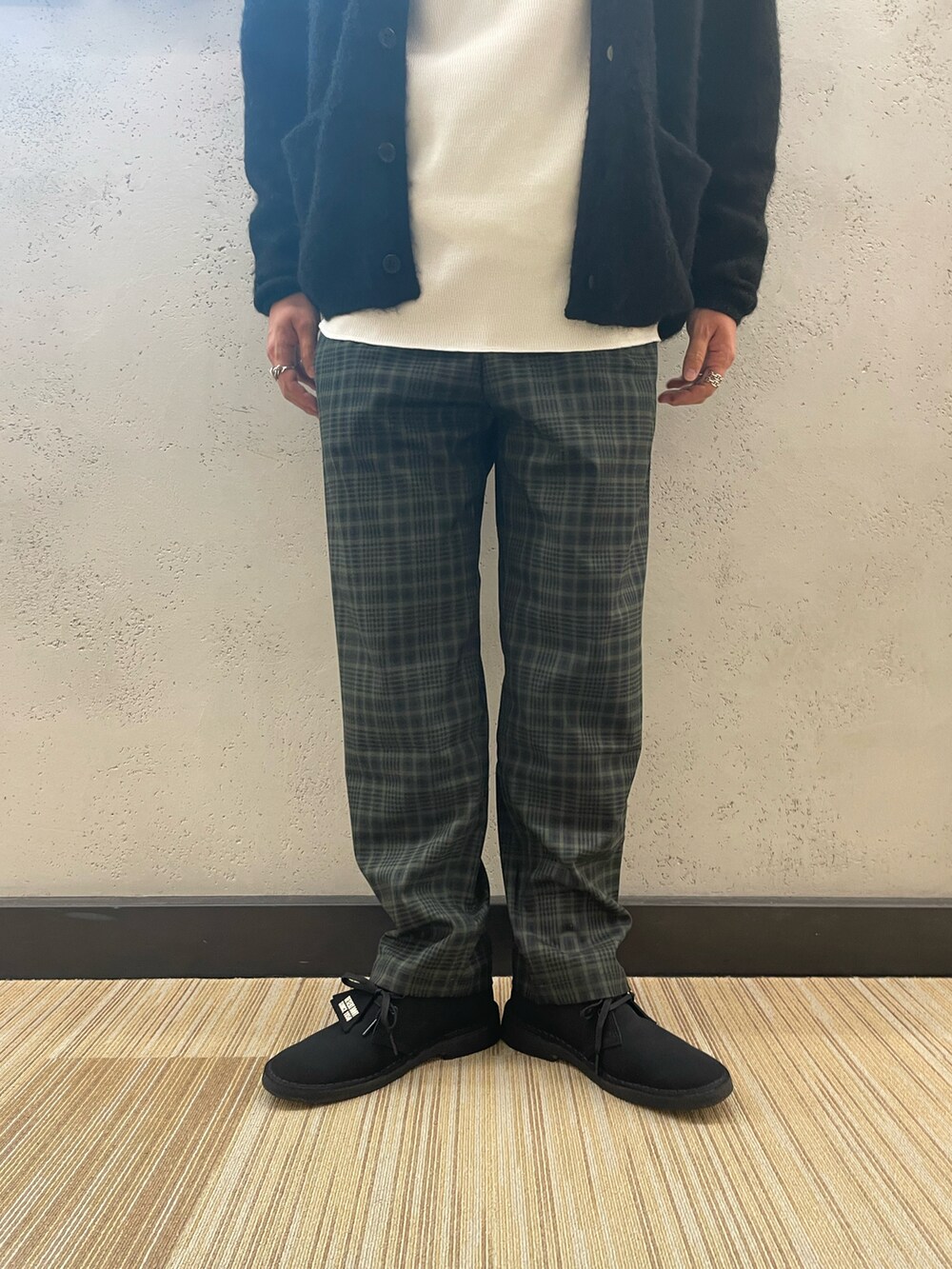 ブラック系のブーツ、その他のパンツ、ブラック系のカーディガン/ボレロを着用したメンズの冬コーディネートの3枚目の写真