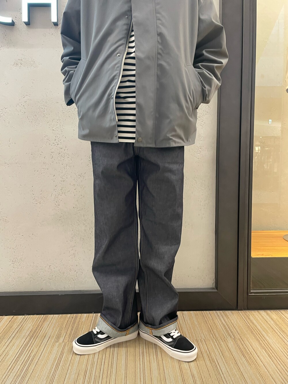 「春コーデ、お洒落さんとつながりたい、オトナカジュアル、ビッグシルエット、春アウター、カジュアルコーデ、デニムパンツ、モノトーンコーデ、スニーカー、シオタ、アーバンリサーチ」｜「URBAN RESEARCHのスーピマ DENIM パンツワイド #BOB　by SHIOTA（デニムパンツ、ブルー系）」を使った、内田貴行さん（メンズ・174cm）の冬コーディネートの3枚目の写真