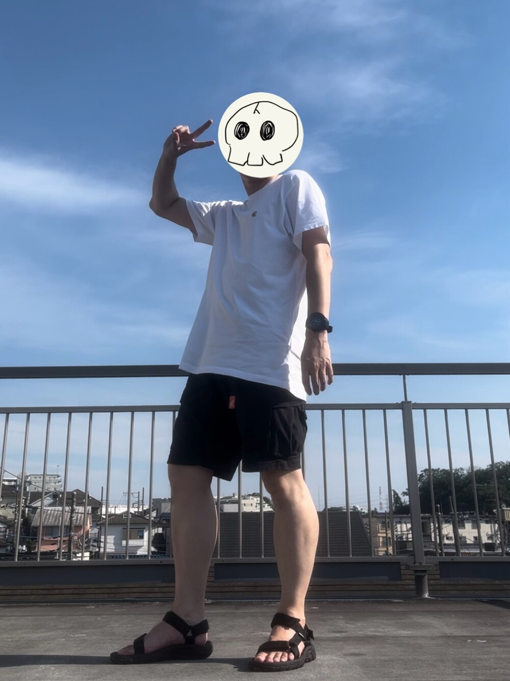 ホワイト系のTシャツ/カットソーを着用したメンズの夏コーディネートの2枚目の写真