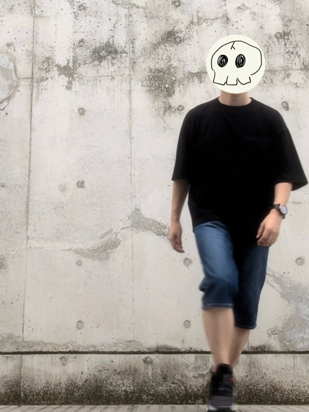 ブラック系のTシャツ/カットソーを着用したメンズの夏コーディネートの2枚目の写真