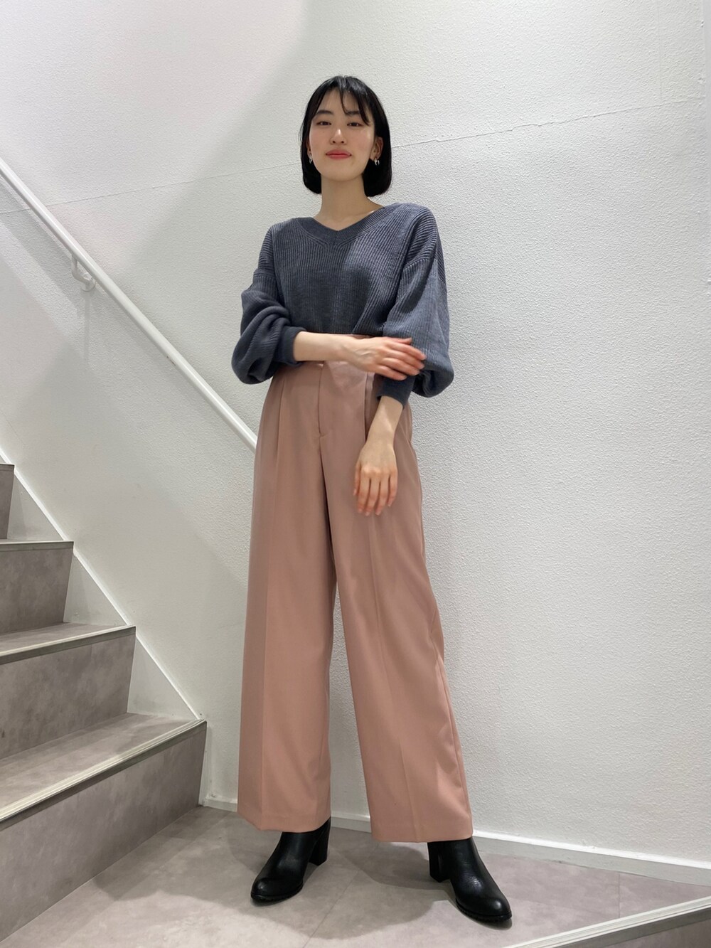 「ホワイト、コート、ロングコート、ウールコート、Vネック、ボリューム袖、スラックス、ブーツ、冬コーデ、パンツスタイル、きれいめカジュアル、オフィスカジュアル、クリスマスに着たい服、Rouge vif la cle(Rouge vif la cle)、Aubannister」｜「Rouge vifの畔フォルムニット（ニット/セーター、グレー系）」を使った、✌︎さん（レディース・163cm）の冬コーディネートの2枚目の写真