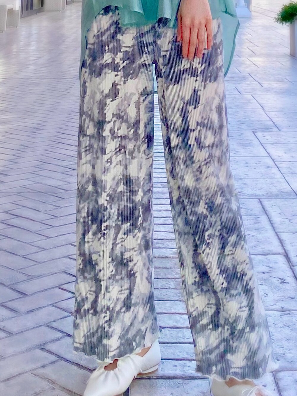 グリーン系のシャツ/ブラウス、ホワイト系のタンクトップ、グレー系のその他パンツを着用したレディースの春コーディネートの3枚目の写真