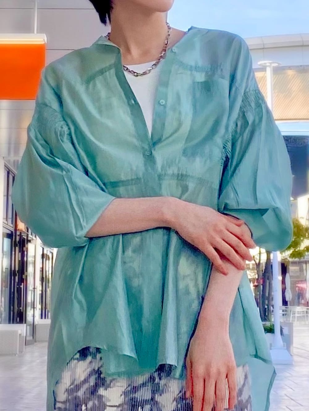 グリーン系のシャツ/ブラウス、ホワイト系のタンクトップ、グレー系のその他パンツを着用したレディースの春コーディネートの2枚目の写真