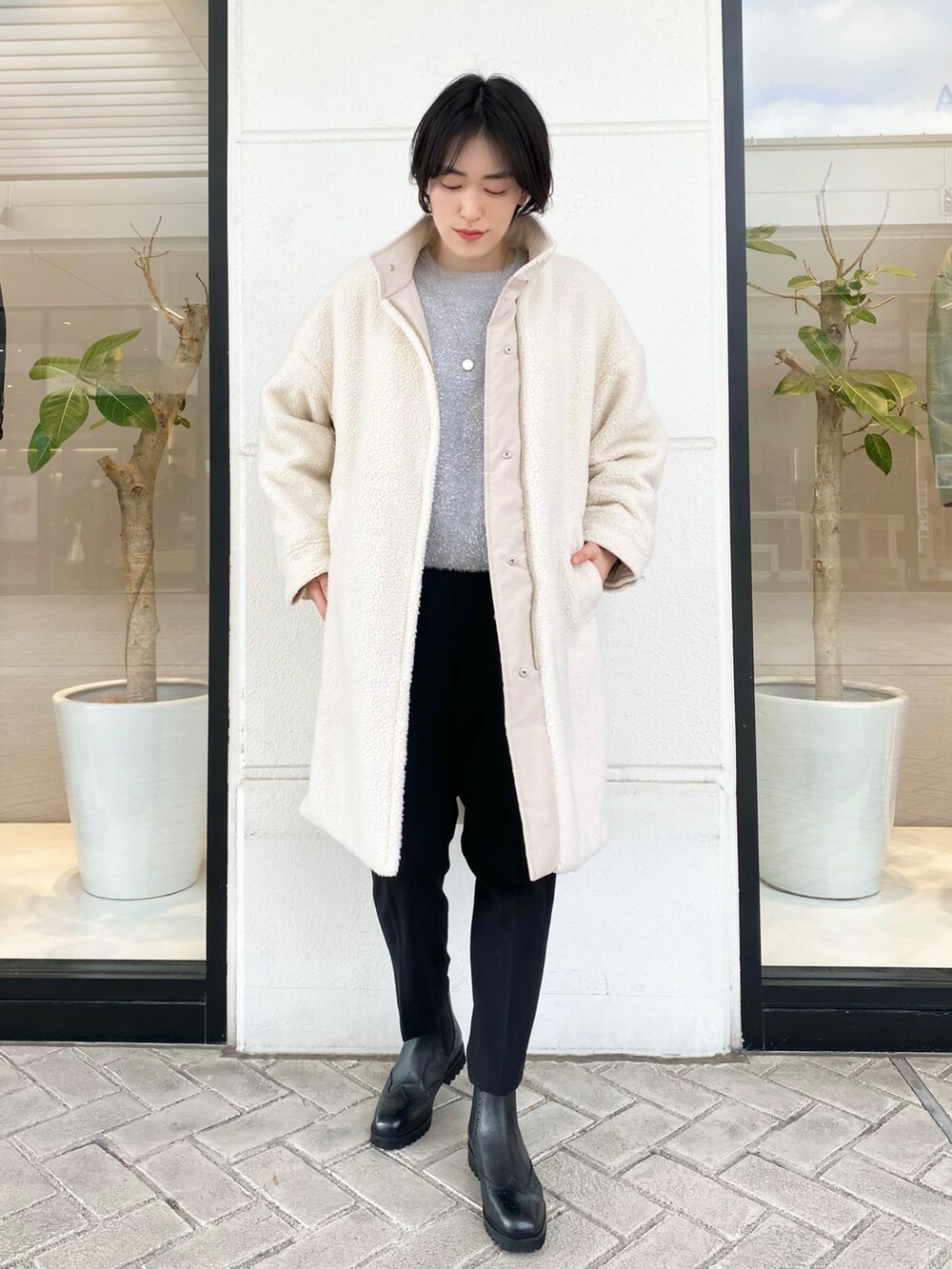 「ショート丈トップス、スウェット、ラメ、シルバー、テーパードパンツ、冬アウター、ボア、感嘆パンツ、サイドゴアブーツ、ブラック、ラクチンコーデ、シンプルスタイル、カジュアルスタイル、ショートヘア」｜「abahouse mavieの【感嘆パンツ】タックテーパードパンツ（スラックス、ブラック系）」を使った、✌︎さん（レディース・163cm）の冬コーディネートの2枚目の写真