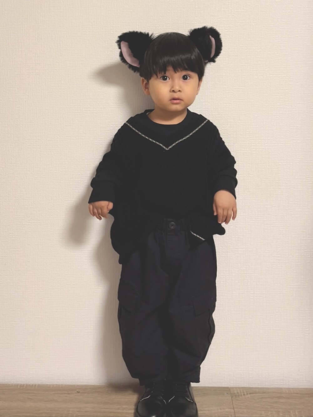 ブラック系のカーゴパンツ、ブラック系のベスト、ブラック系のドレスシューズを着用したキッズの秋コーディネートの2枚目の写真