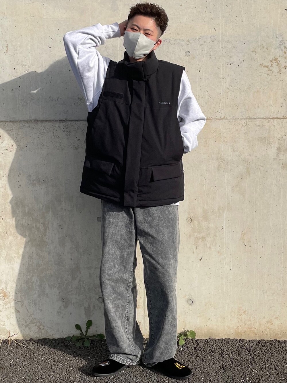 「monomart、MONO-MART、PR、ootd、古着MIX、古着、秋コーデ、冬コーデ」｜「MONO-MARTの【retock's】ロゴ刺繍 スタンドカラーボリュームモンスターパディングベスト（ダウンベスト、ブラック系）」を使った、ふくさん（メンズ・174cm）の冬コーディネートの3枚目の写真