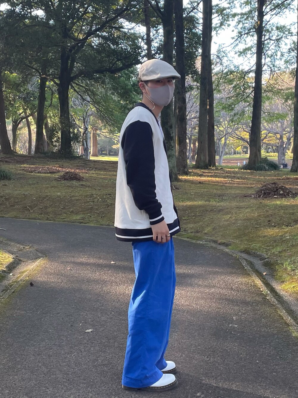 「冬コーデ、秋コーデ、おしゃれさんと繋がりたい、古着MIX、ワイドパンツ、休日コーデ、古着、古着コーデ、古着好きな人と繋がりたい、古着男子、古着女子」｜「Dr. MartensのDr.Martens （ドクターマーチン） / 8ホール ブーツ 1460 8EYE BOOT （ブーツ、ホワイト系）」を使った、ふくさん（メンズ・174cm）の秋コーディネートの2枚目の写真