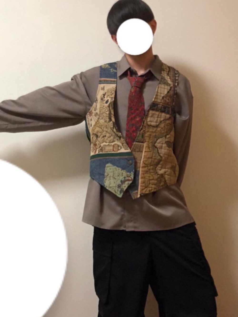 その他のネクタイ、ブラック系のカーゴパンツを着用したメンズの春コーディネートの2枚目の写真