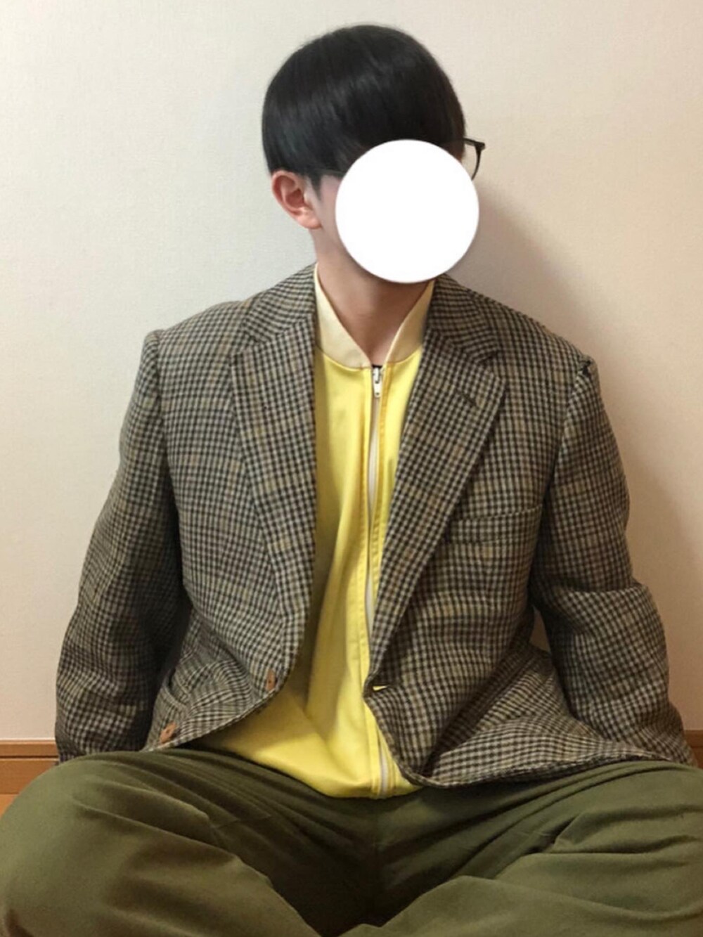 イエロー系のジャケット/アウター、グリーン系のテーラードジャケット、グリーン系のカーゴパンツを着用したメンズの春コーディネートの2枚目の写真