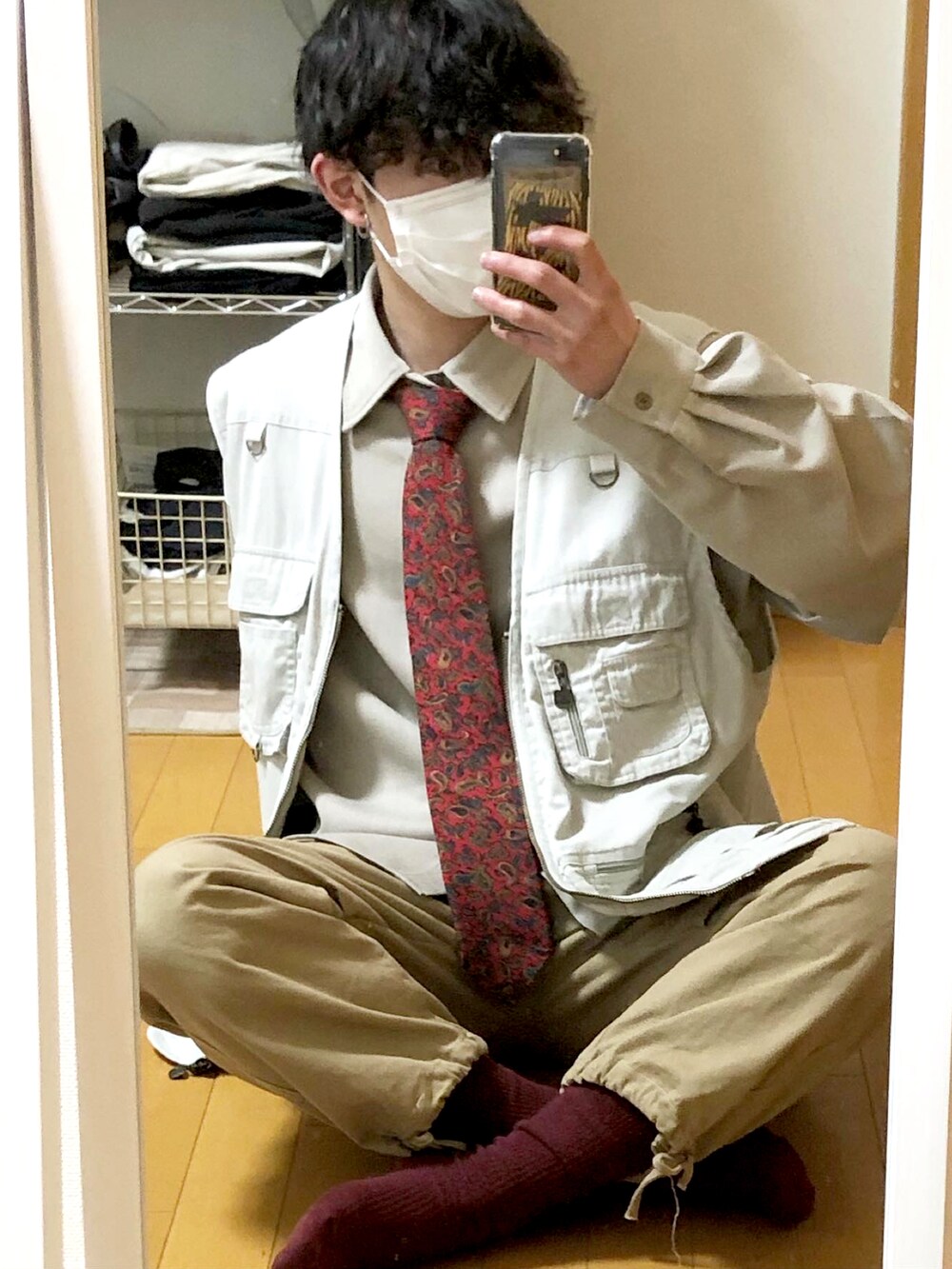 その他のネクタイ、ホワイト系のベスト、ベージュ系のシャツ/ブラウスを着用したメンズの春コーディネートの2枚目の写真