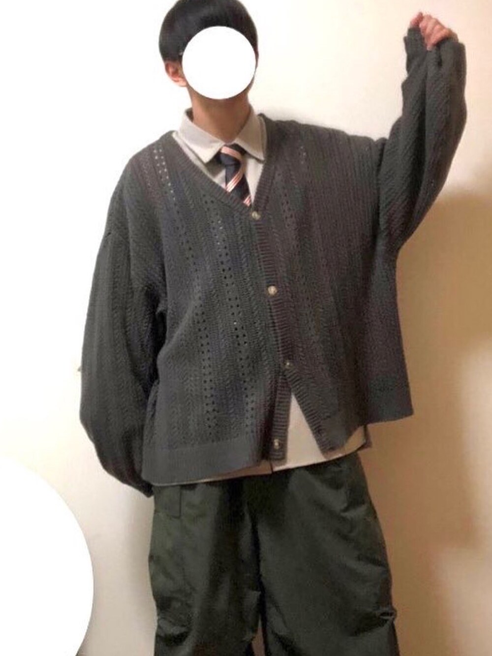 ブラウン系のネクタイ、ブラウン系のカーディガン/ボレロ、ベージュ系のシャツ/ブラウスを着用したメンズの春コーディネートの2枚目の写真