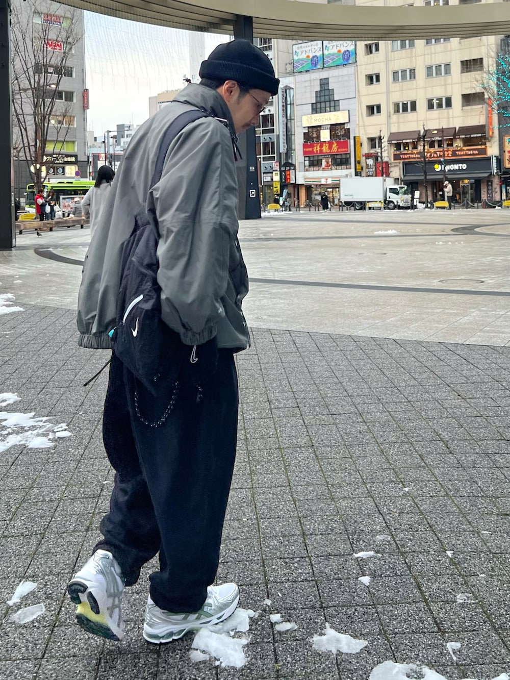 「シンプルスタイル、ストリート、淡色コーデ、カラーレンズ、ニット、キャップ、スウェット、スニーカー、ニット帽、お出かけコーデ、モノトーン、スポーツミックス、休日スタイル、スウェットパンツ、春アウター」｜「HYKEのアイテム（マウンテンパーカー、グリーン系）」を使った、takutanian88さん（メンズ・168cm）の冬コーディネートの2枚目の写真