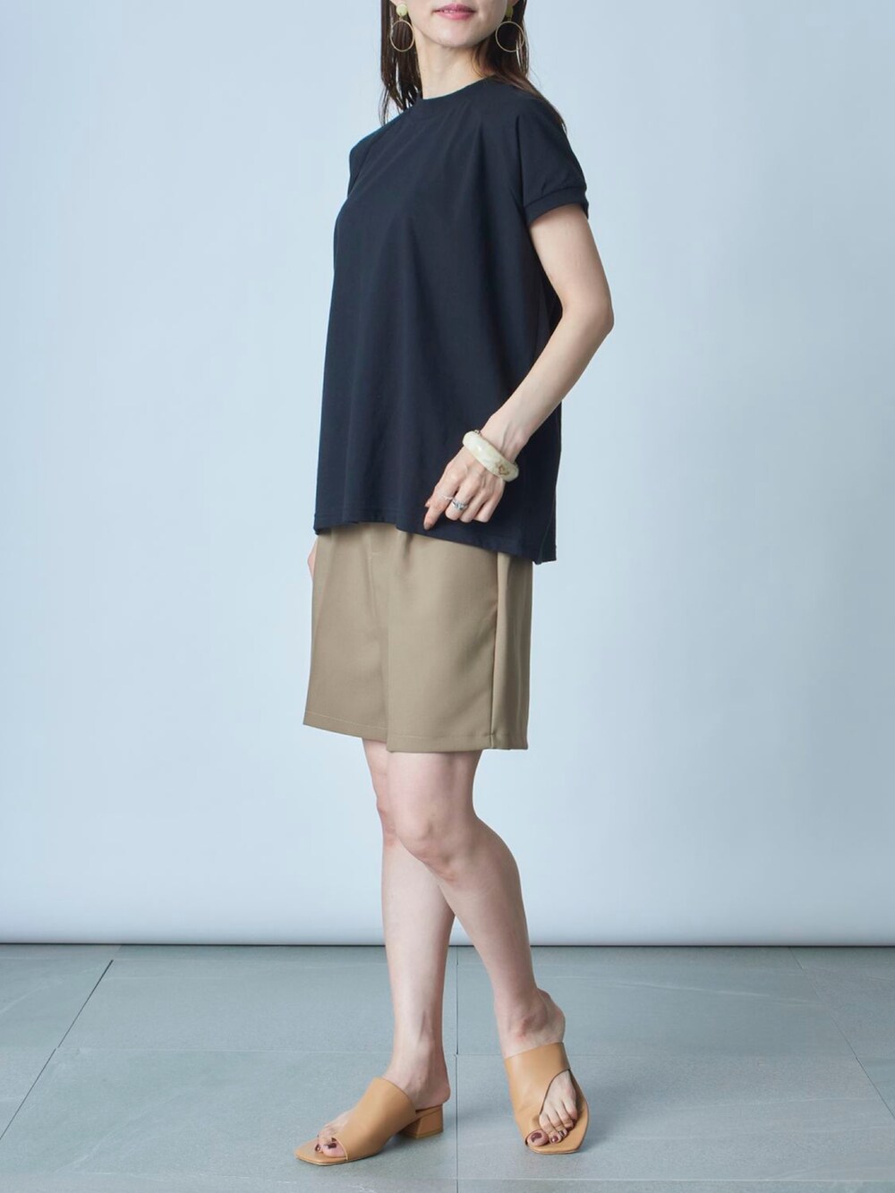 ブラック系のTシャツ/カットソー、ベージュ系のその他パンツを着用したレディースの夏コーディネートの2枚目の写真