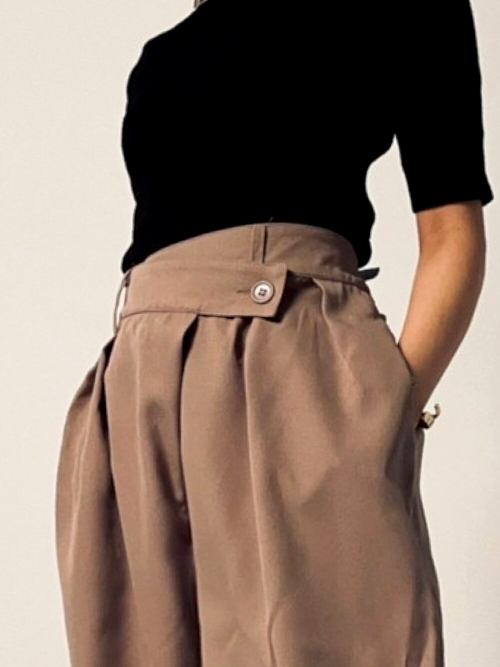 ベージュ系のその他パンツを着用したレディースの冬コーディネートの2枚目の写真