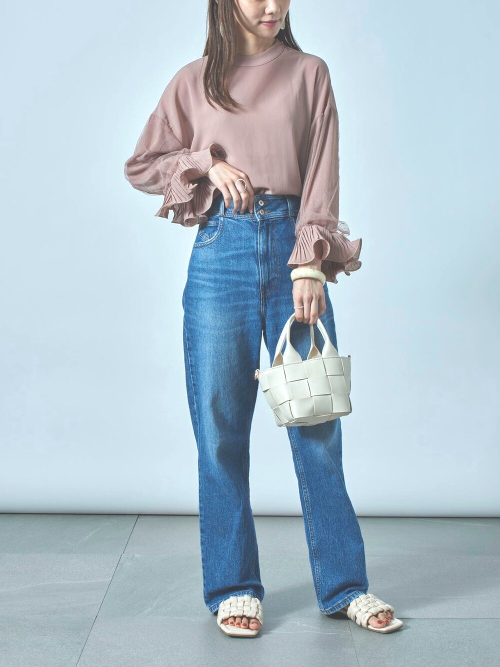 ピンク系のシャツ/ブラウス、ホワイト系のバッグを着用したレディースの夏コーディネートの2枚目の写真