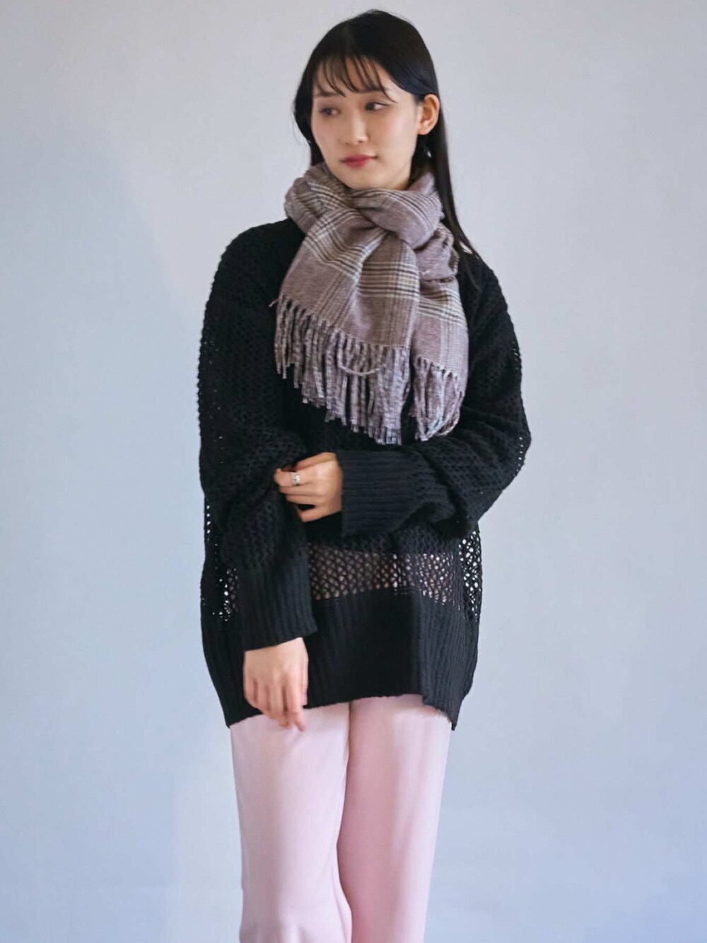 ブラック系のニット/セーター、ピンク系のその他パンツ、その他のマフラーを着用したレディースの秋コーディネートの2枚目の写真