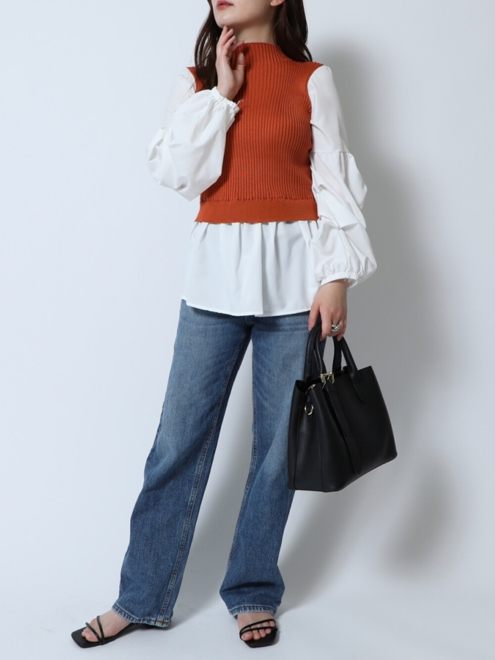 「重ね着風、ブラウス×ニット、春コーデ、休日スタイル、ラフ、おしゃれさんと繋がりたい、春服みてみて、今日のコーデ、デニム、サンダルコーデ、ハンドバッグ、春色、ボリューム袖、オトナカジュアル、大人カジュアル」｜「MAISON BREEZEの【MAISON BREEZE】シャツ＊ニットベスト ツーピース SCCH26（ニット/セーター、ブラウン系）」を使った、setup7_womenさん（レディース・152cm）の春コーディネートの2枚目の写真