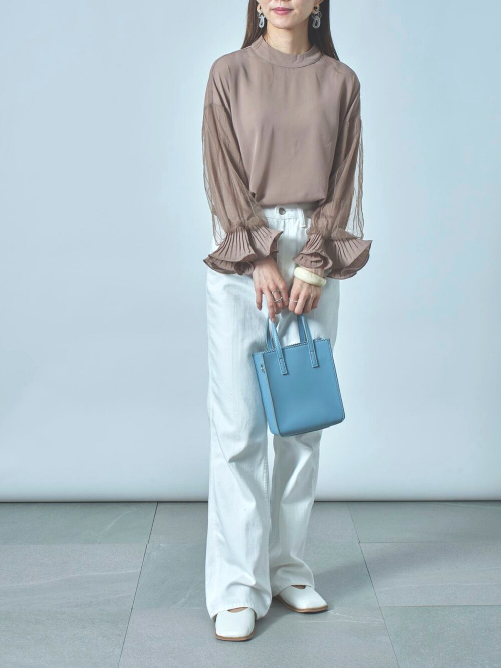 ピンク系のシャツ/ブラウス、ブルー系のトートバッグ、ホワイト系のサンダルを着用したレディースの夏コーディネートの2枚目の写真