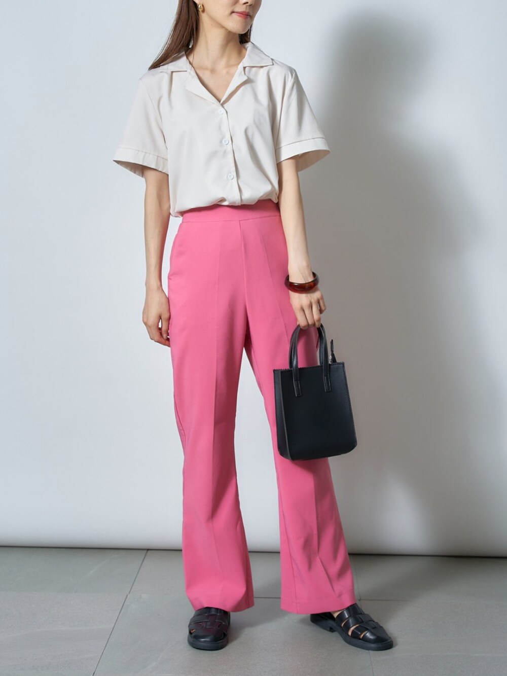 ホワイト系のシャツ/ブラウス、ブラック系のトートバッグ、ブラック系のサンダルを着用したレディースの夏コーディネートの2枚目の写真