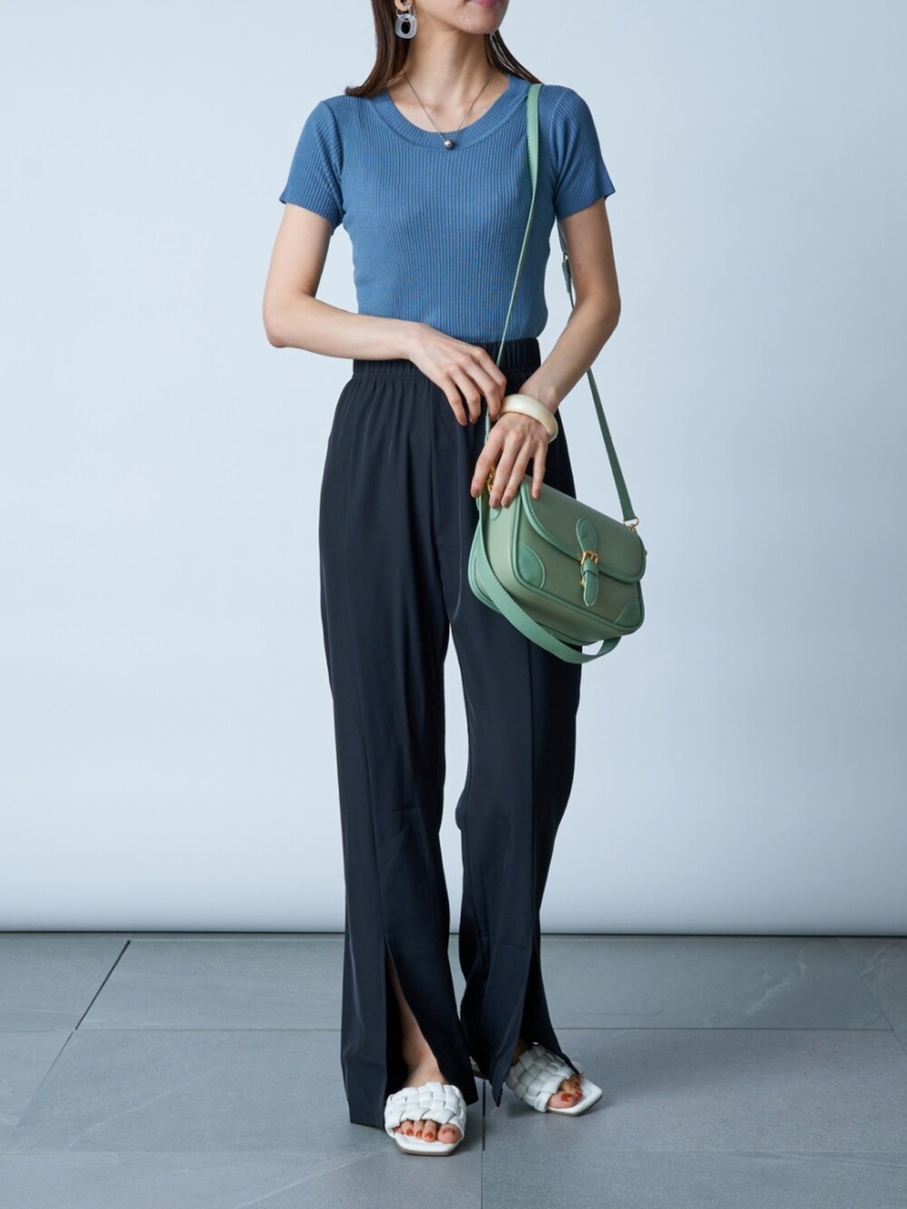 ブルー系のTシャツ/カットソー、ブラック系のその他パンツ、グリーン系のショルダーバッグを着用したレディースの夏コーディネートの2枚目の写真
