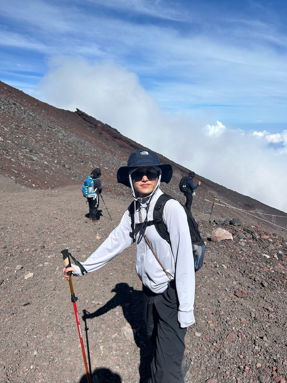 ブラック系のカーゴパンツ、ブラック系のシューズ、ホワイト系のTシャツ/カットソーを着用したレディースの夏コーディネートの3枚目の写真