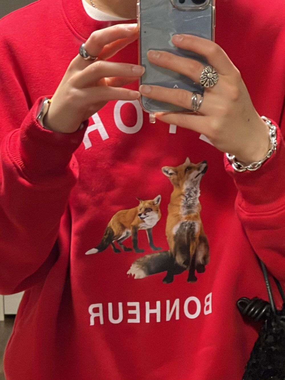 グレー系のパンツ、ブラック系のスニーカーを着用したレディースの春コーディネートの2枚目の写真