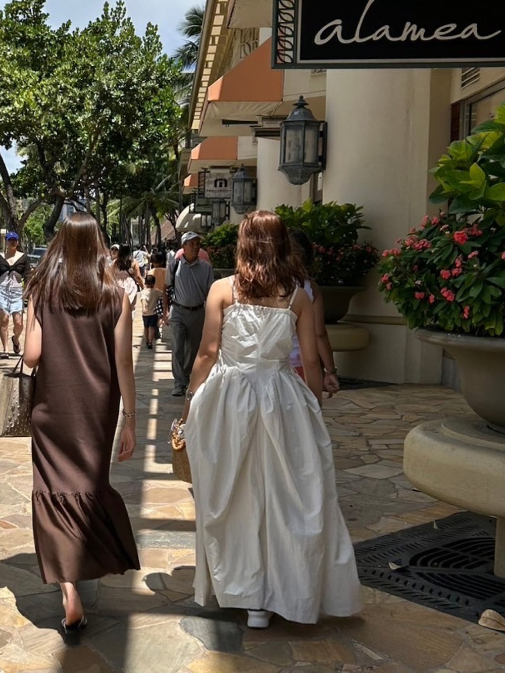 ホワイト系のワンピース、ブラック系のサンダルを着用したレディースの夏コーディネートの3枚目の写真