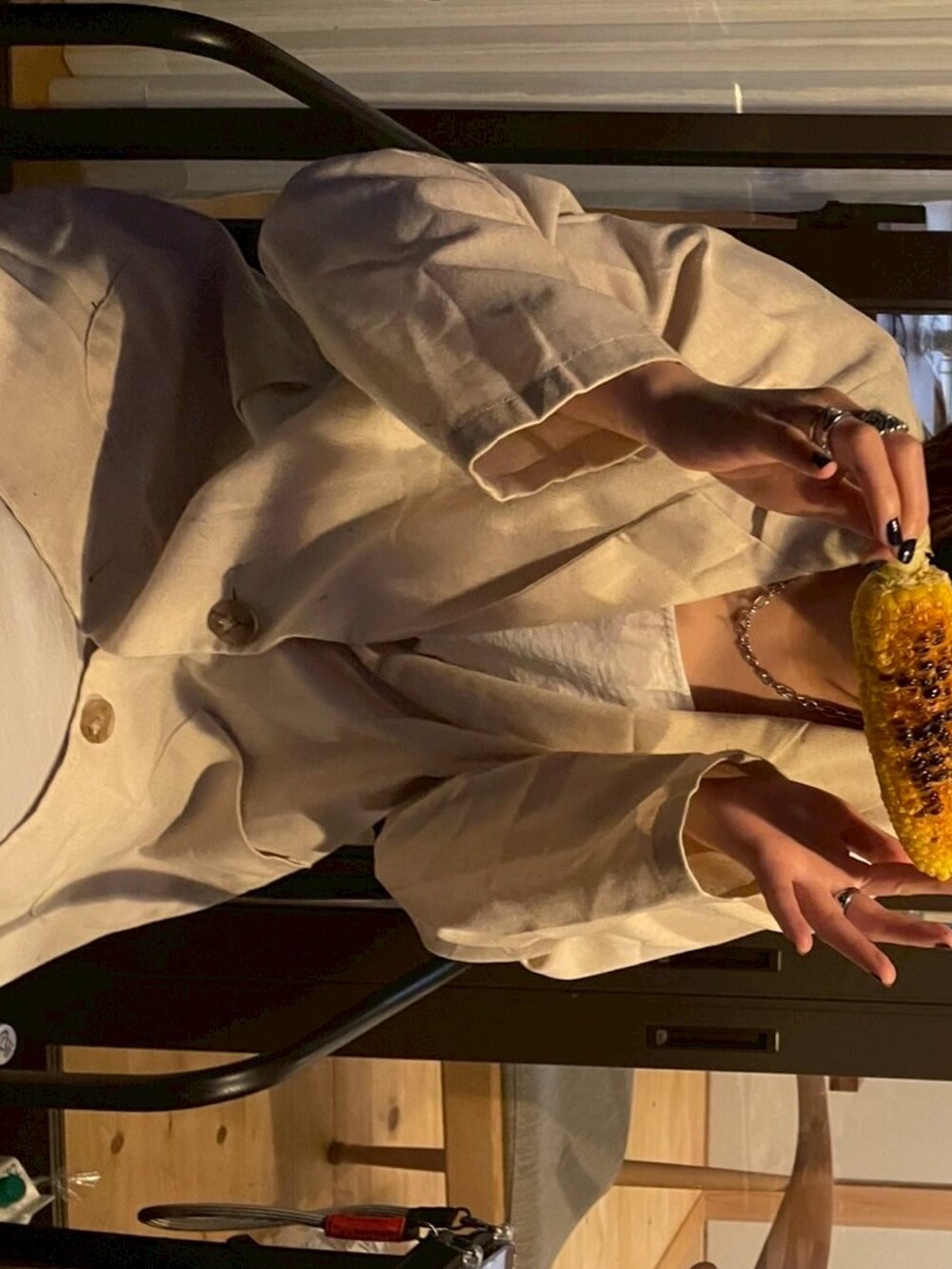 ブルー系のデニムパンツを着用したレディースの夏コーディネートの2枚目の写真