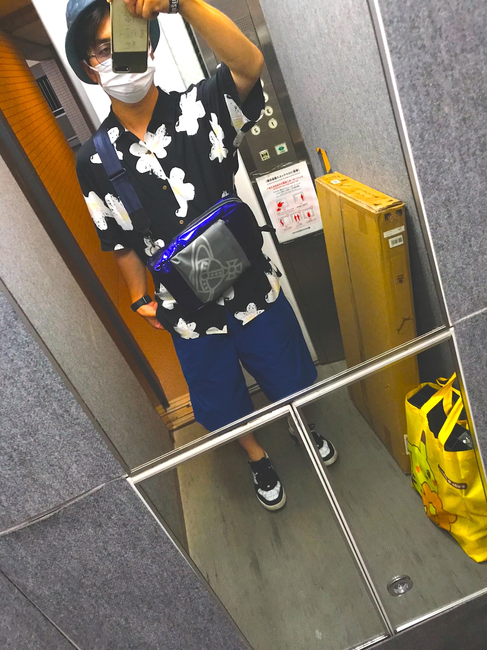 ブラック系のシャツ/ブラウス、ブルー系のパンツ、グレー系のスニーカーを着用したメンズの夏コーディネートの2枚目の写真