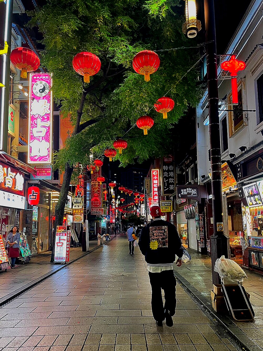 パープル系のスタジャン、ブラック系のカーゴパンツ、ブラック系のスニーカーを着用したメンズの秋コーディネートの2枚目の写真