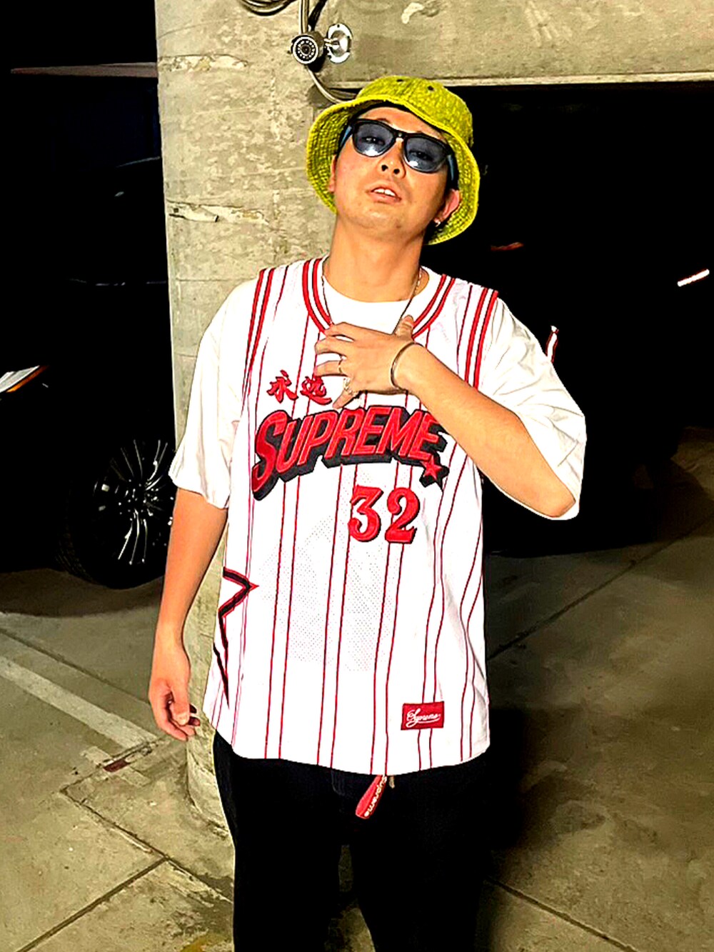 ホワイト系のジャージを着用したメンズの春コーディネートの2枚目の写真