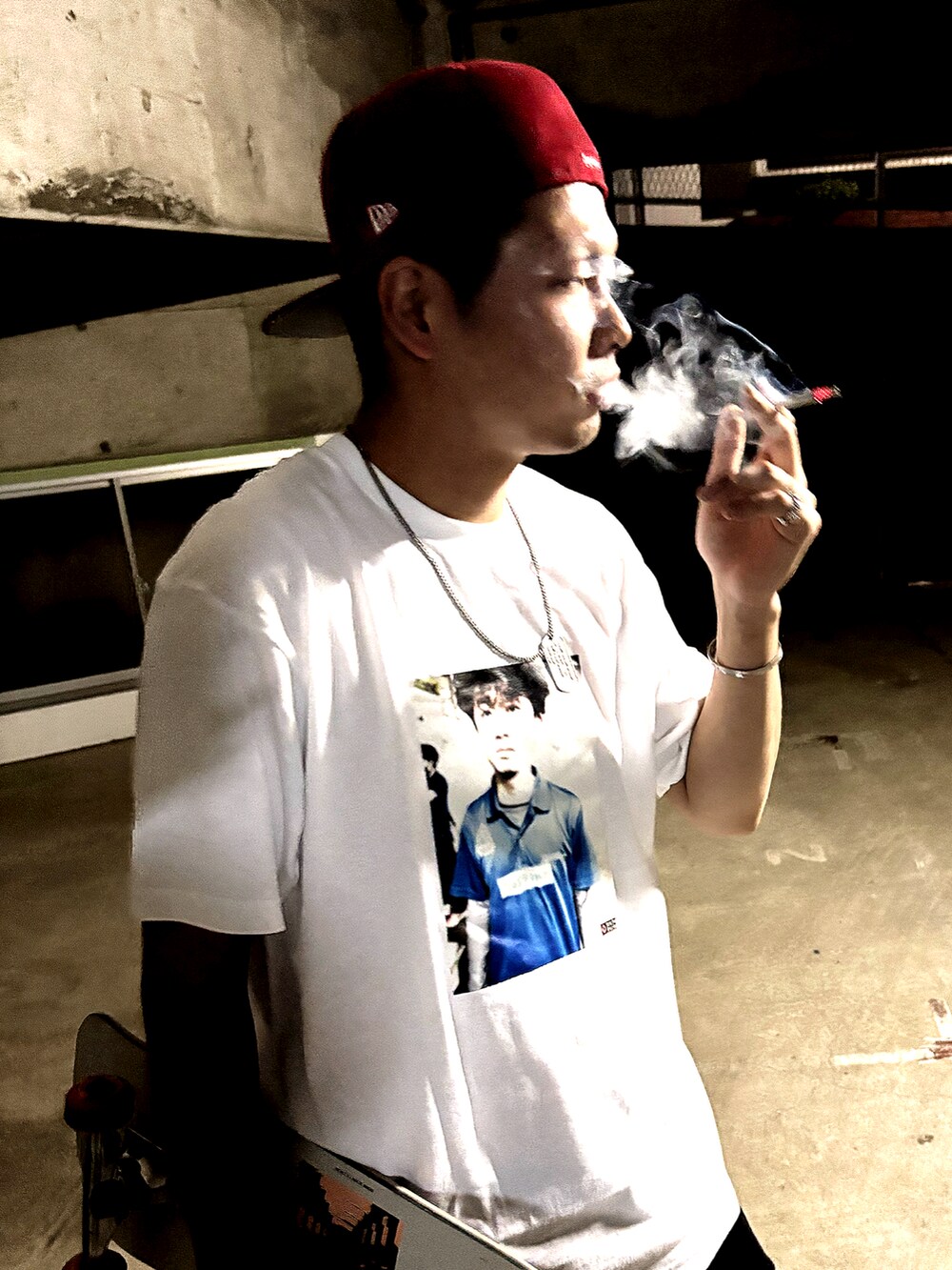ホワイト系のTシャツ/カットソーを着用したメンズの夏コーディネートの2枚目の写真