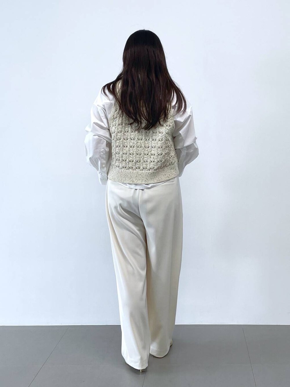 ホワイト系のその他パンツ、ホワイト系のベスト、ホワイト系のシャツ/ブラウスを着用したレディースの冬コーディネートの3枚目の写真