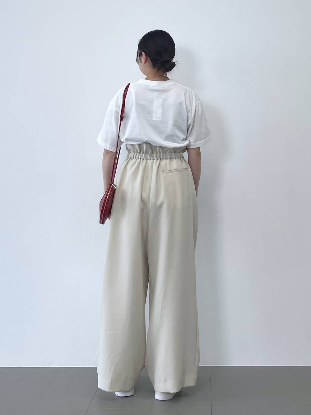 ホワイト系のTシャツ/カットソー、レッド系のショルダーバッグ、ベージュ系のその他パンツを着用したレディースの春コーディネートの3枚目の写真