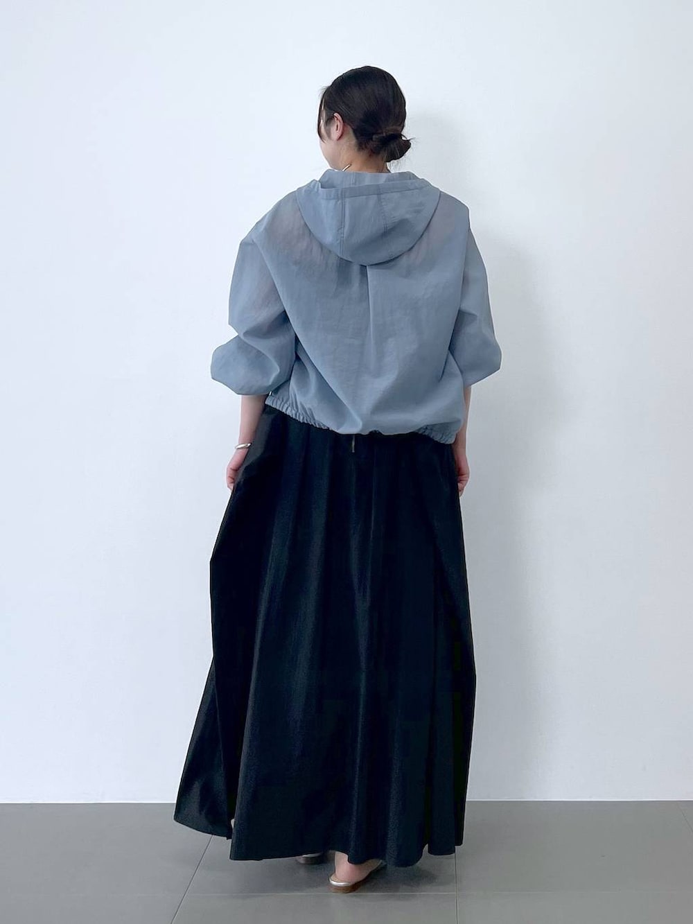 ブルー系のその他アウター、ブラック系のキャミソール、ブラック系のスカートを着用したレディースの春コーディネートの3枚目の写真