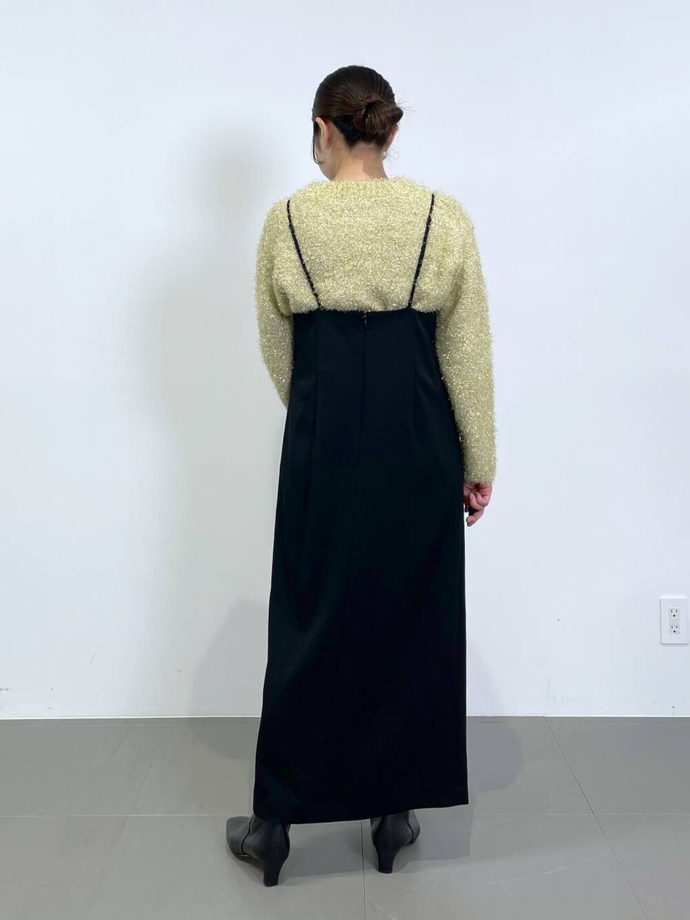 ブラウン系のニット/セーター、ブラック系のワンピースを着用したレディースの冬コーディネートの3枚目の写真