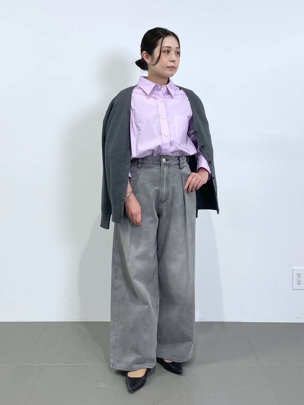 グレー系のデニムパンツ、グレー系のカーディガン/ボレロ、ピンク系のシャツ/ブラウスを着用したレディースの冬コーディネートの4枚目の写真