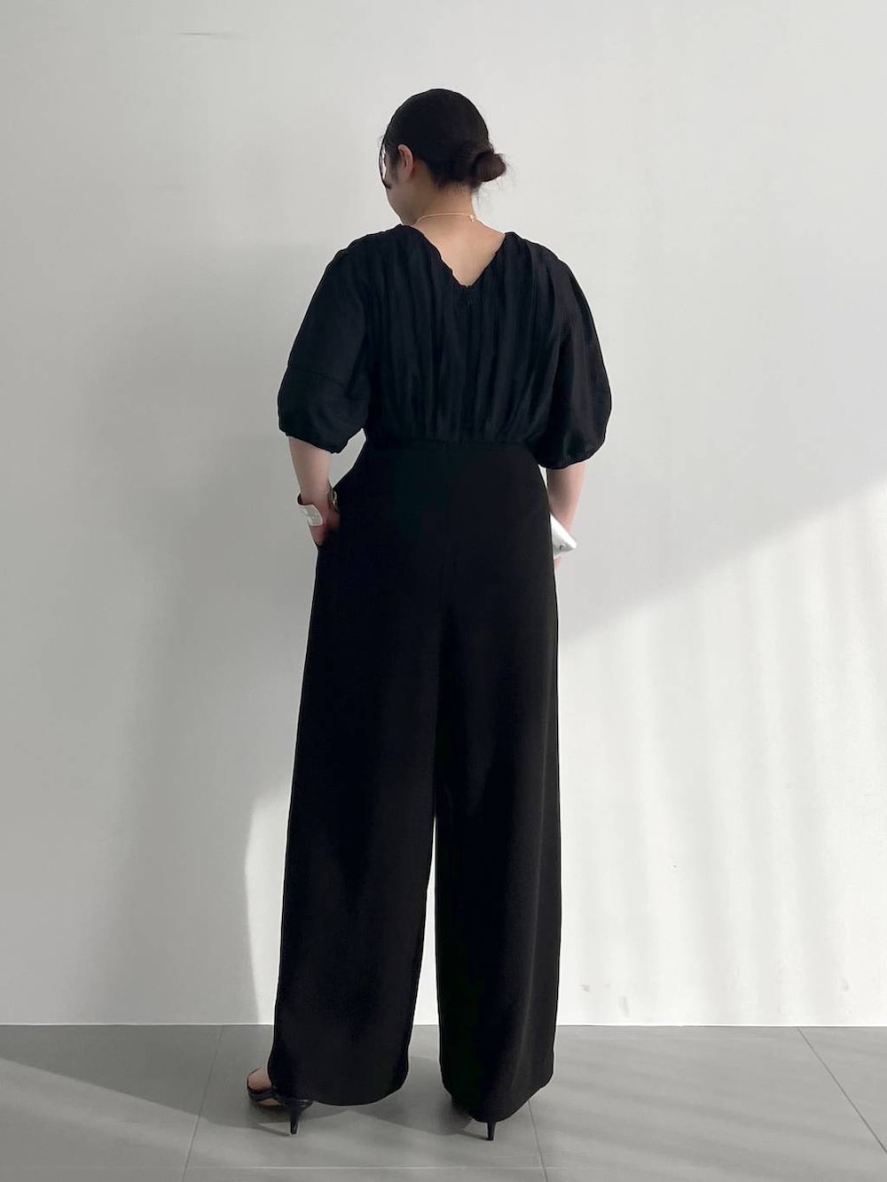 「きれいめ、フェミニン、ベーシック/シンプル、骨格ストレート、BABYLONE、オケージョン、結婚式2次会、春夏コーデ、春コーデ、夏コーデ」｜「BABYLONEのシルクコットンオールインワン（つなぎ/オールインワン、ブラック系）」を使った、moriさん（レディース・157cm）の春コーディネートの4枚目の写真