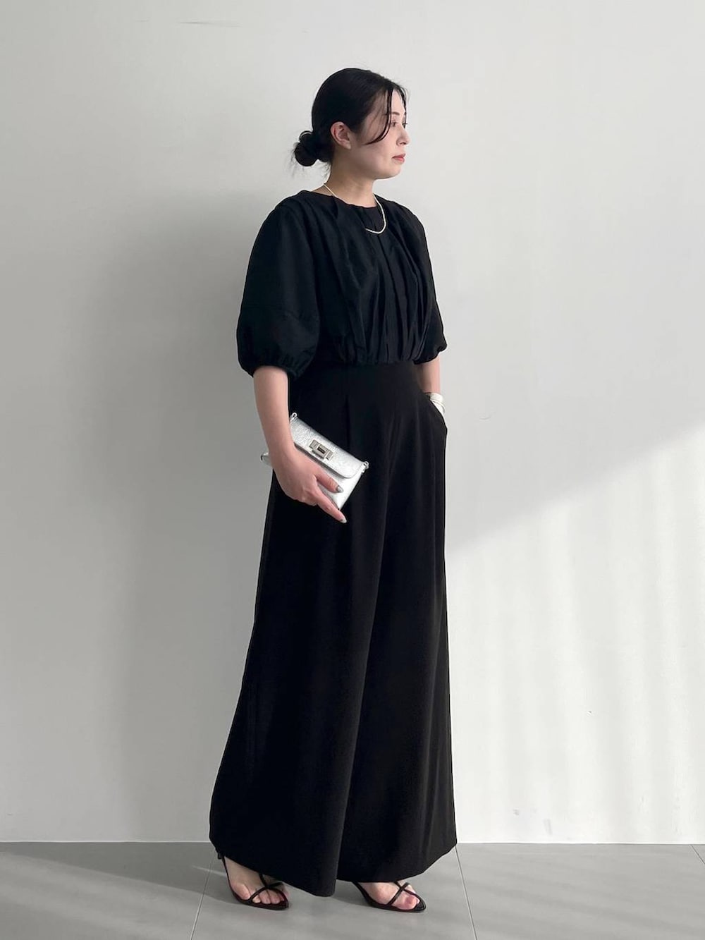 「きれいめ、フェミニン、ベーシック/シンプル、骨格ストレート、BABYLONE、オケージョン、結婚式2次会、春夏コーデ、春コーデ、夏コーデ」｜「BABYLONEのシルクコットンオールインワン（つなぎ/オールインワン、ブラック系）」を使った、moriさん（レディース・157cm）の春コーディネートの2枚目の写真