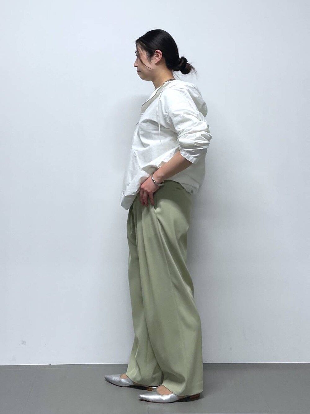 ホワイト系のTシャツ/カットソー、ホワイト系のパーカー、グリーン系のその他パンツを着用したレディースの冬コーディネートの2枚目の写真