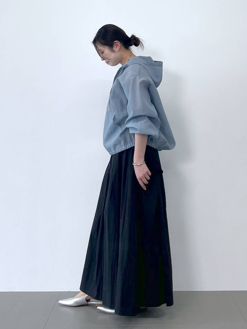 ブルー系のその他アウター、ブラック系のキャミソール、ブラック系のスカートを着用したレディースの春コーディネートの2枚目の写真