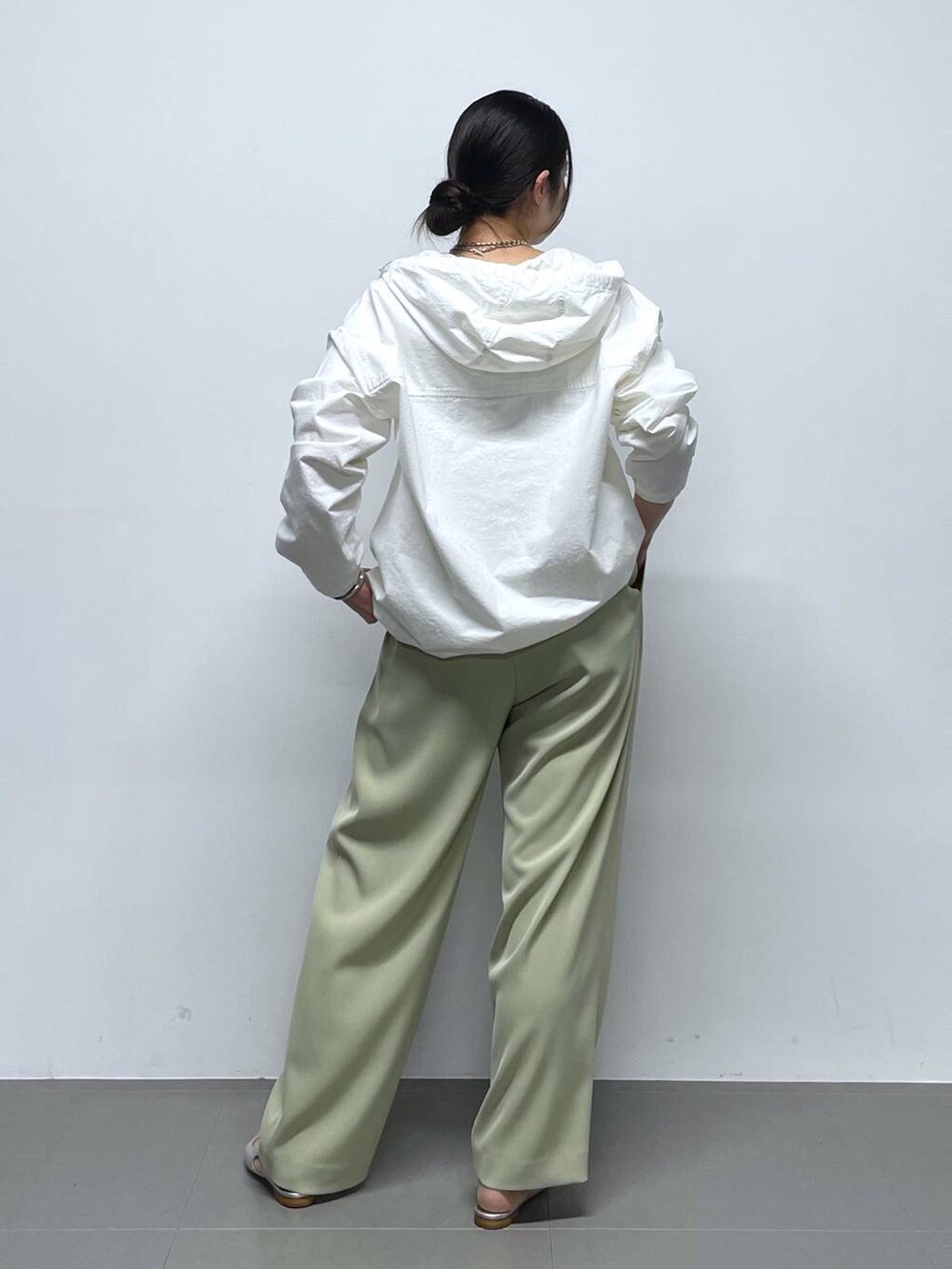 ホワイト系のTシャツ/カットソー、ホワイト系のパーカー、グリーン系のその他パンツを着用したレディースの冬コーディネートの3枚目の写真