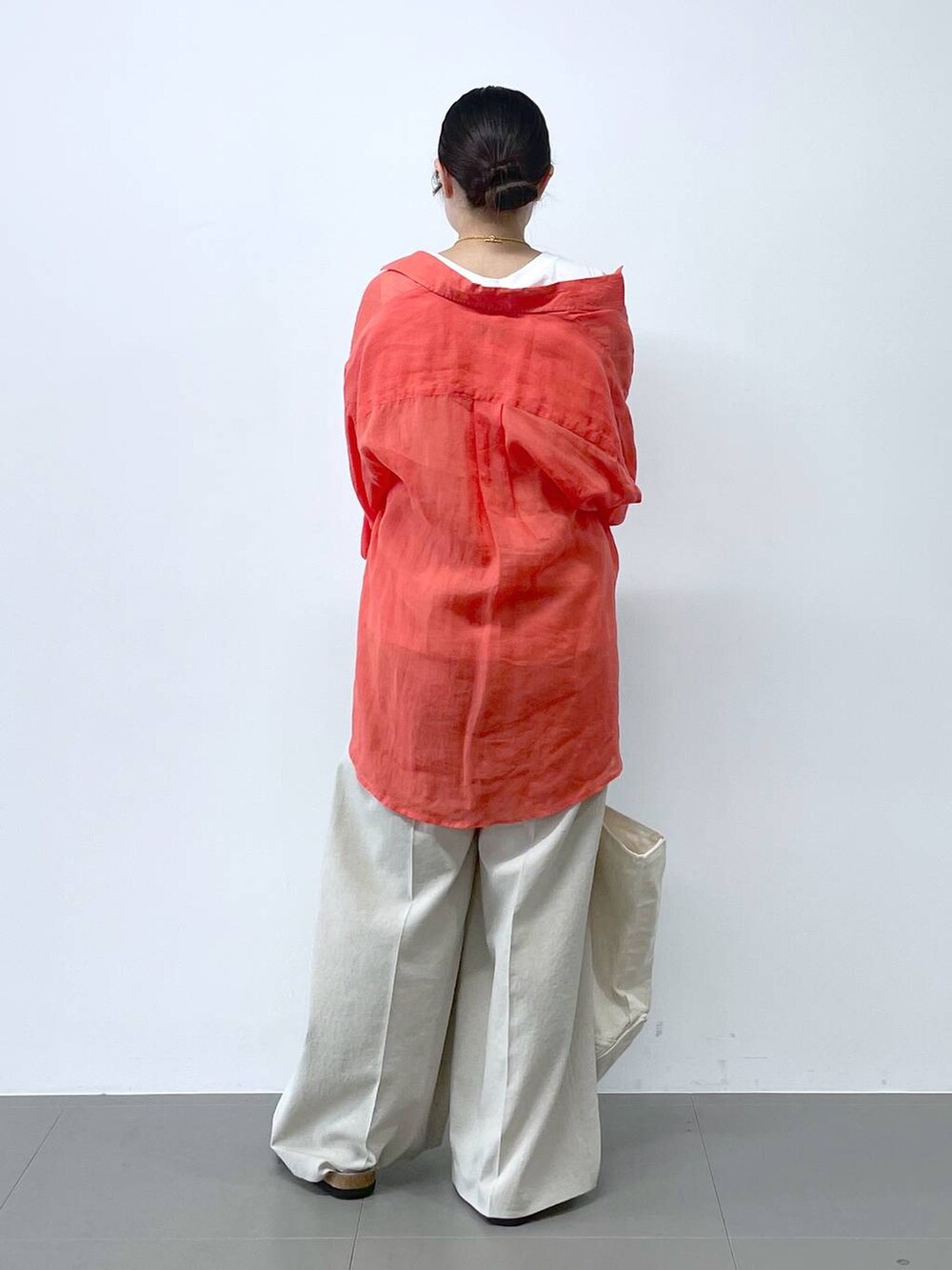 ホワイト系のサンダル、オレンジ系のシャツ/ブラウス、ベージュ系のその他パンツを着用したレディースの春コーディネートの3枚目の写真